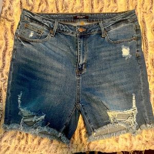 Stretchy denim shorts